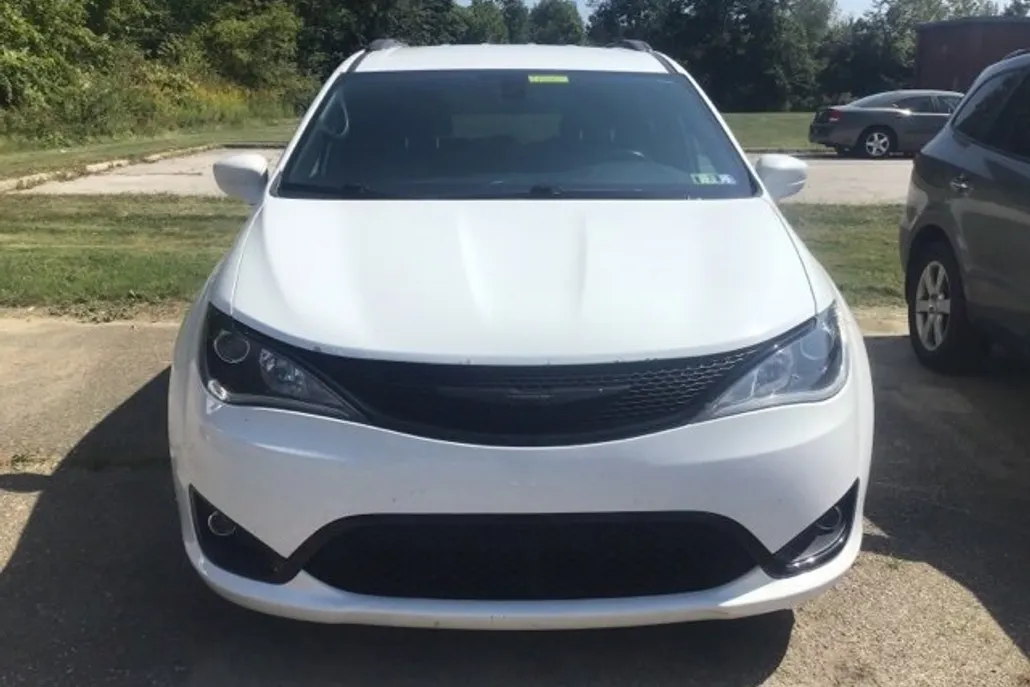 2018 Chrysler Pacifica Touring L photo 1