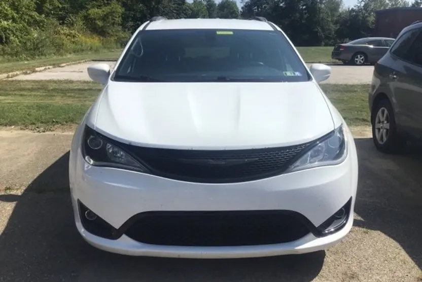 2018 Chrysler Pacifica Touring L photo 1