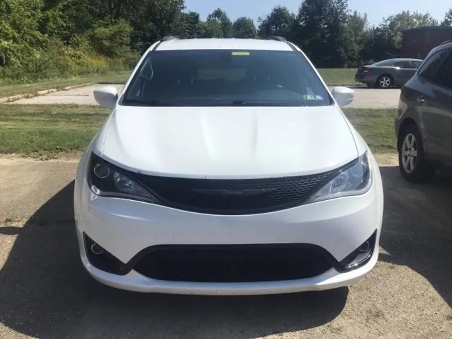 2018 Chrysler Pacifica Touring L photo 1