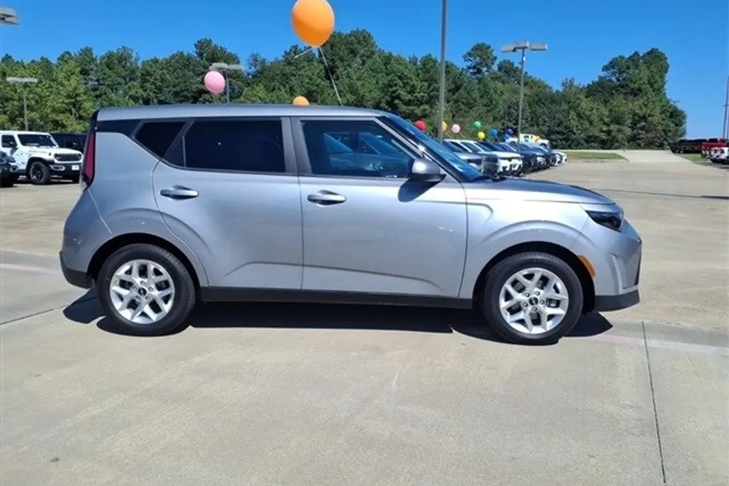 2023 Kia Soul LX photo 1