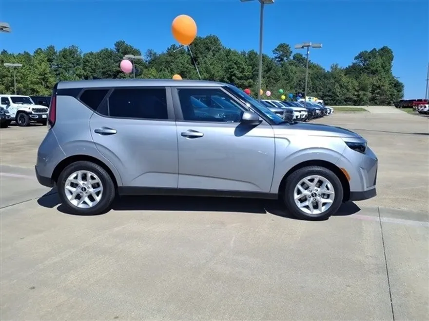 2023 Kia Soul LX photo 1
