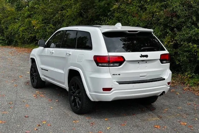 2017 Jeep Grand Cherokee Laredo photo 1