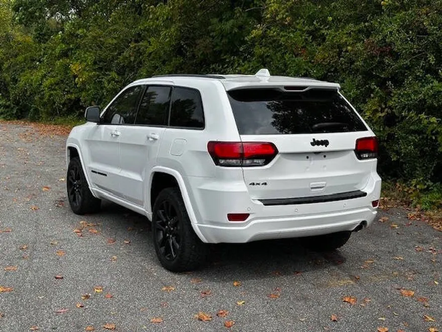 2017 Jeep Grand Cherokee Laredo photo 1