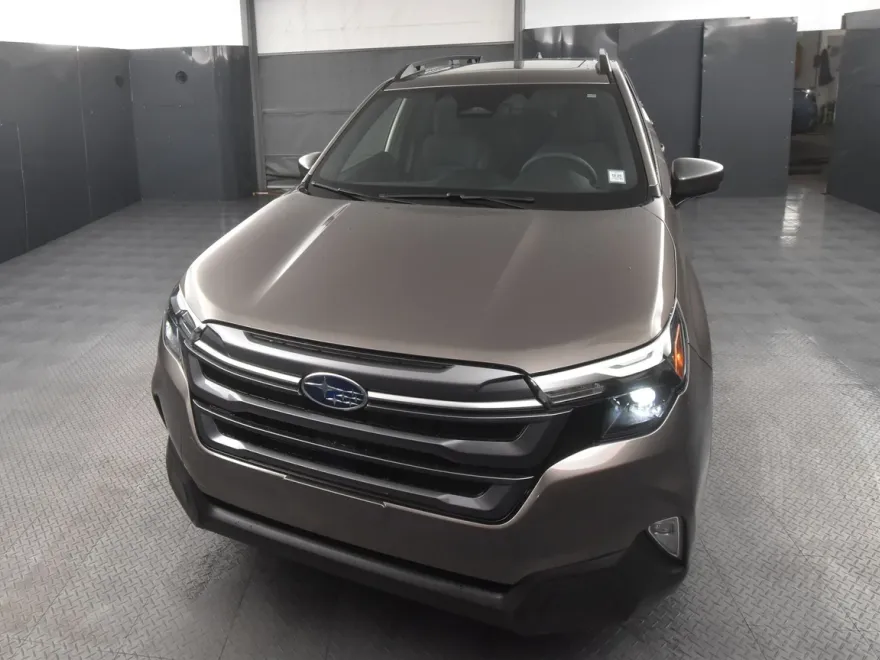2025 Subaru Forester Premium photo 1