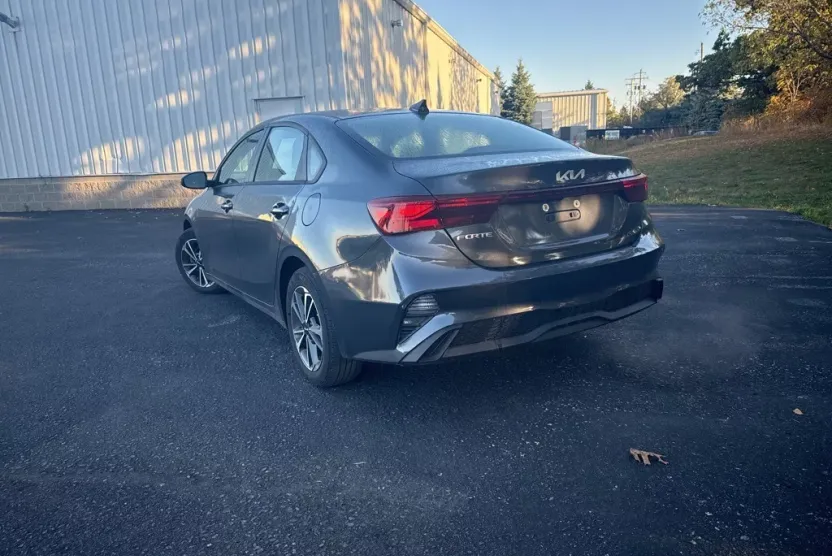 2023 Kia Forte LXS photo 1