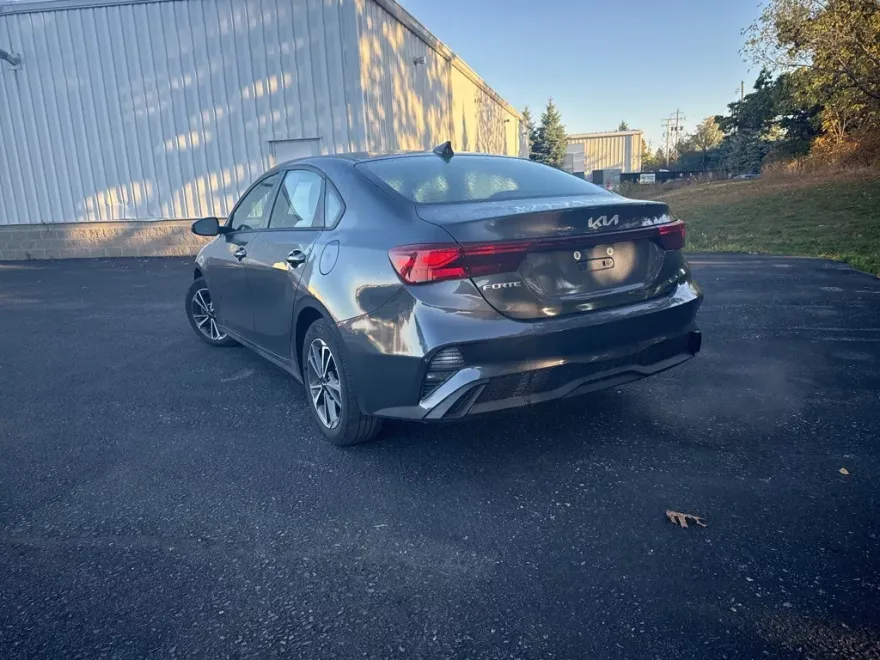 2023 Kia Forte LXS photo 1