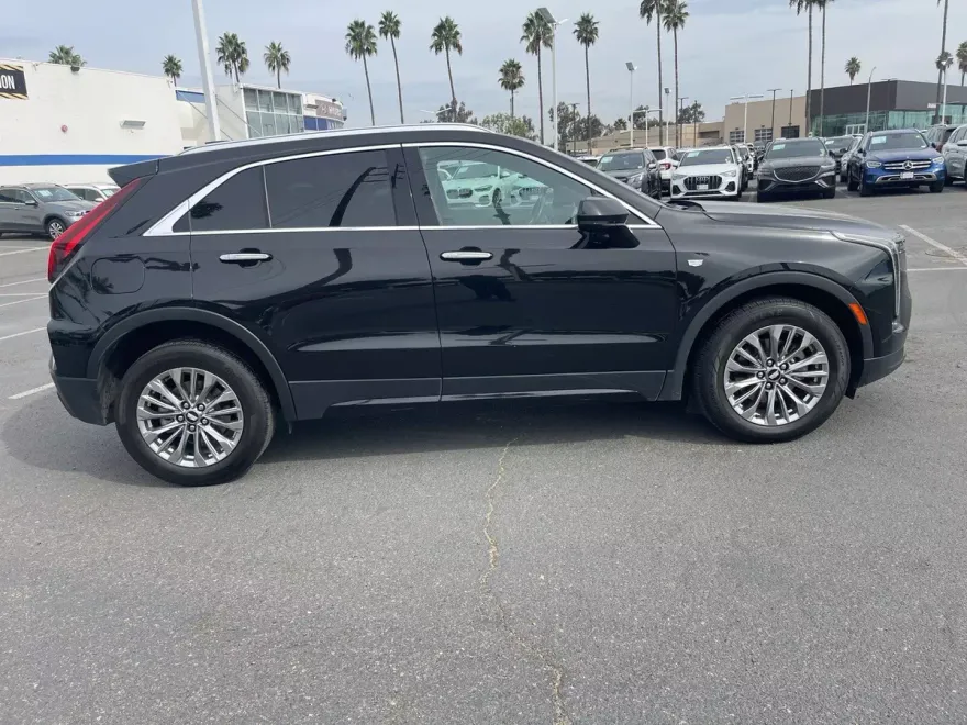 2024 Cadillac XT4 Premium Luxury photo 1