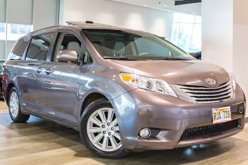 2011 Toyota Sienna XLE photo 1