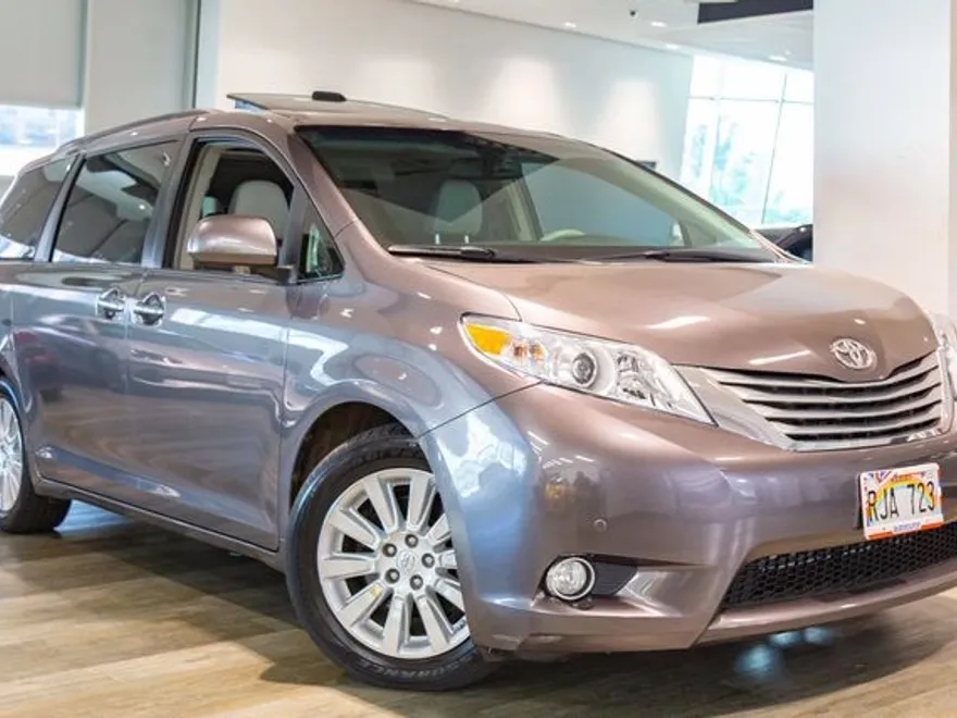 2011 Toyota Sienna XLE photo 1