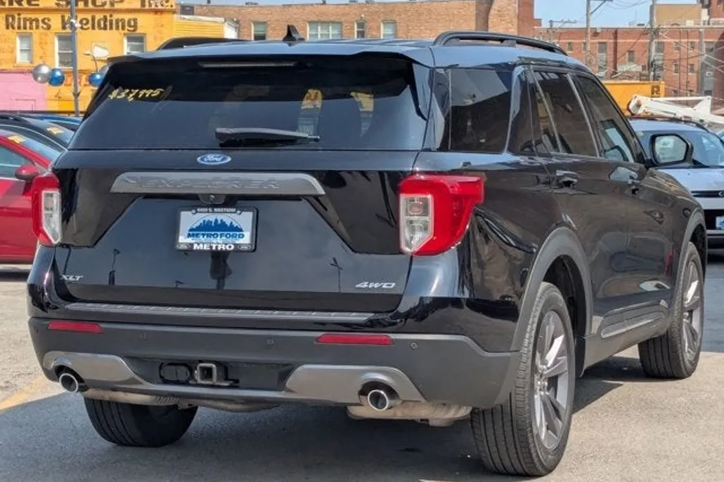 2023 Ford Explorer XLT photo 1