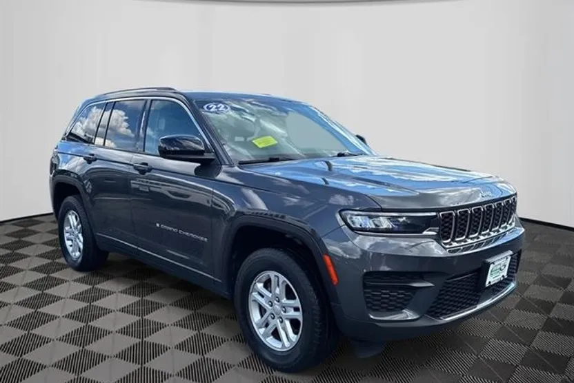 2022 Jeep Grand Cherokee Laredo photo 1
