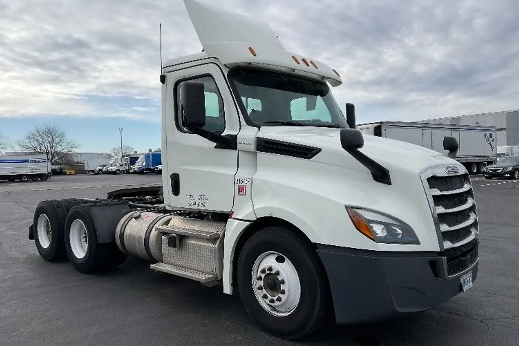 2018 Freightliner Cascadia 126" Day cab photo 1