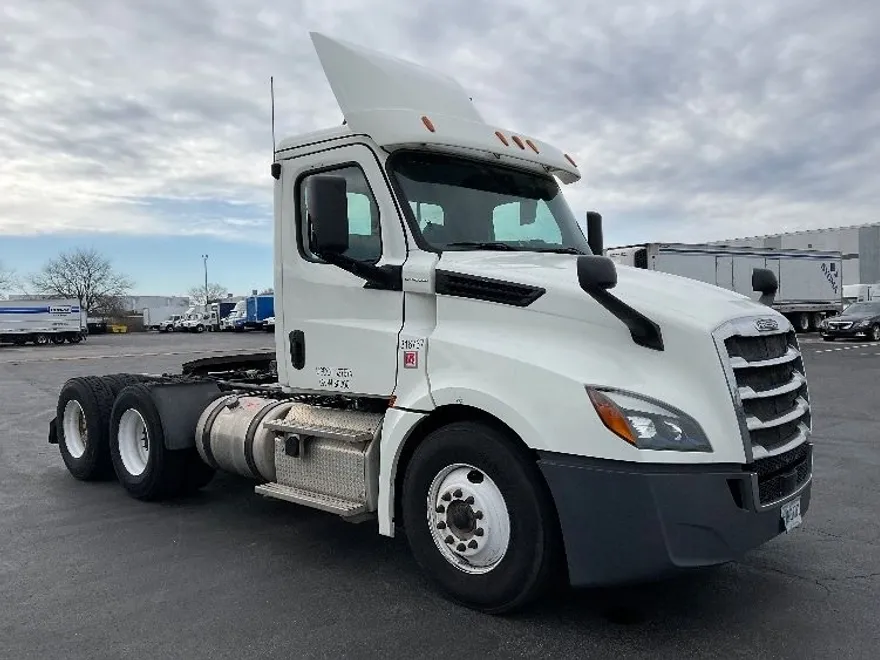 2018 Freightliner Cascadia 126" Day cab photo 1