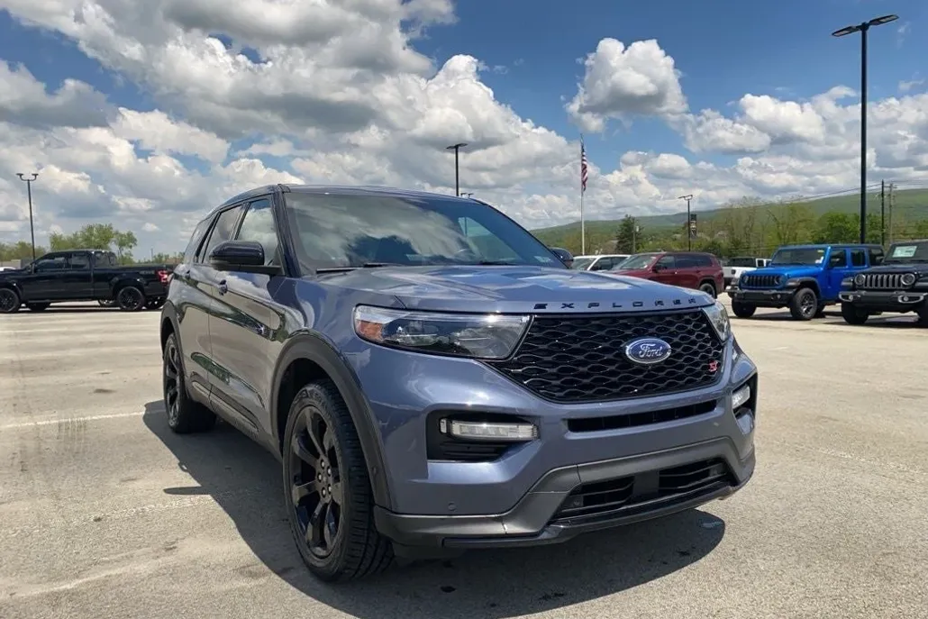 2021 Ford Explorer ST photo 1