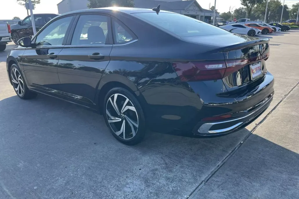 2025 Volkswagen Jetta SEL photo 1