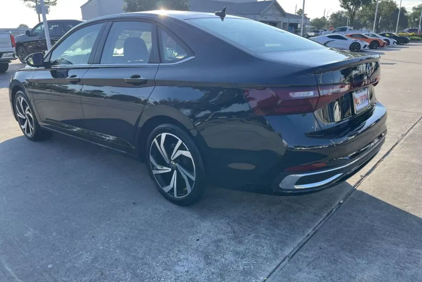 2025 Volkswagen Jetta SEL photo 1