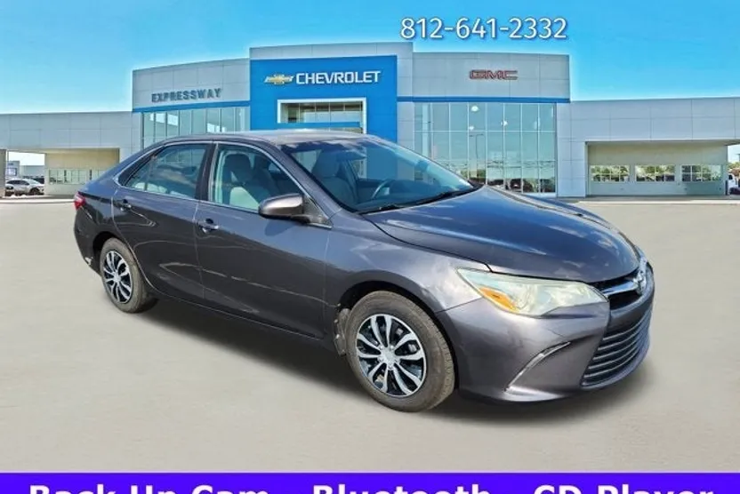 2015 Toyota Camry LE photo 1