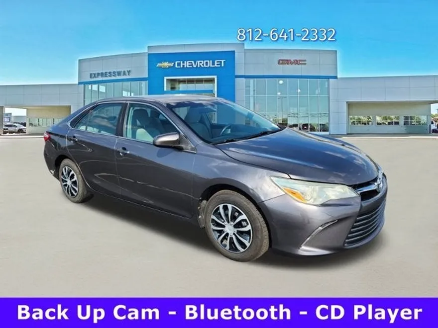 2015 Toyota Camry LE photo 1