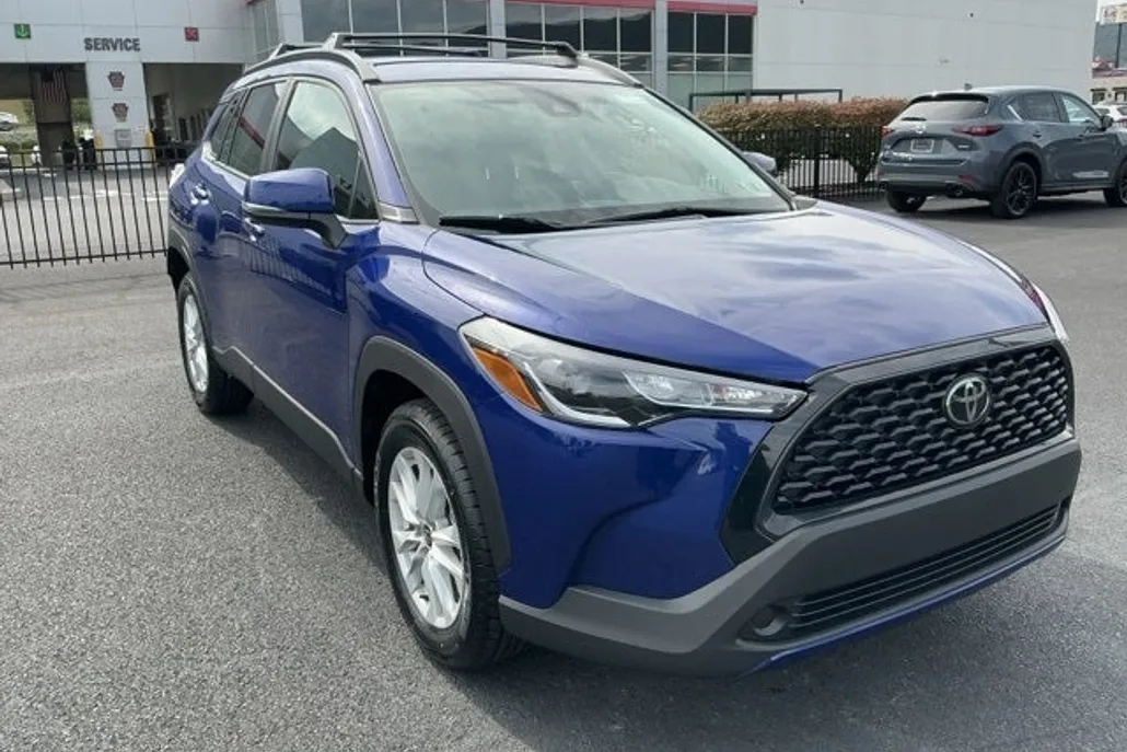 2022 Toyota Corolla Cross LE photo 1