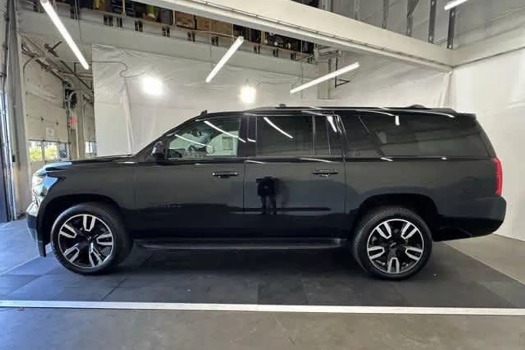 2019 Chevrolet Suburban LT photo 1