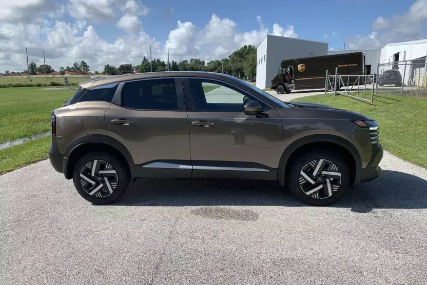 2025 Nissan Kicks SV photo 1