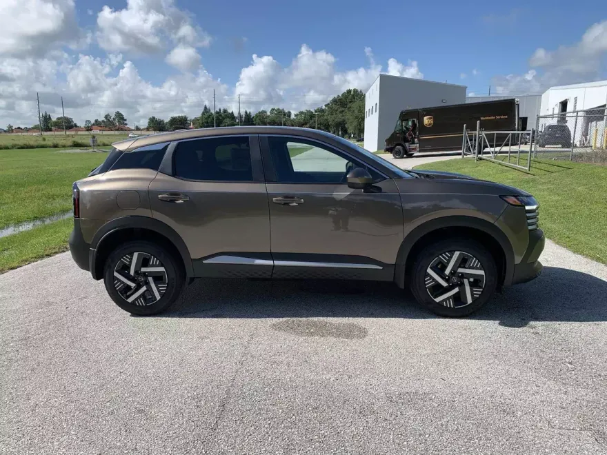 2025 Nissan Kicks SV photo 1