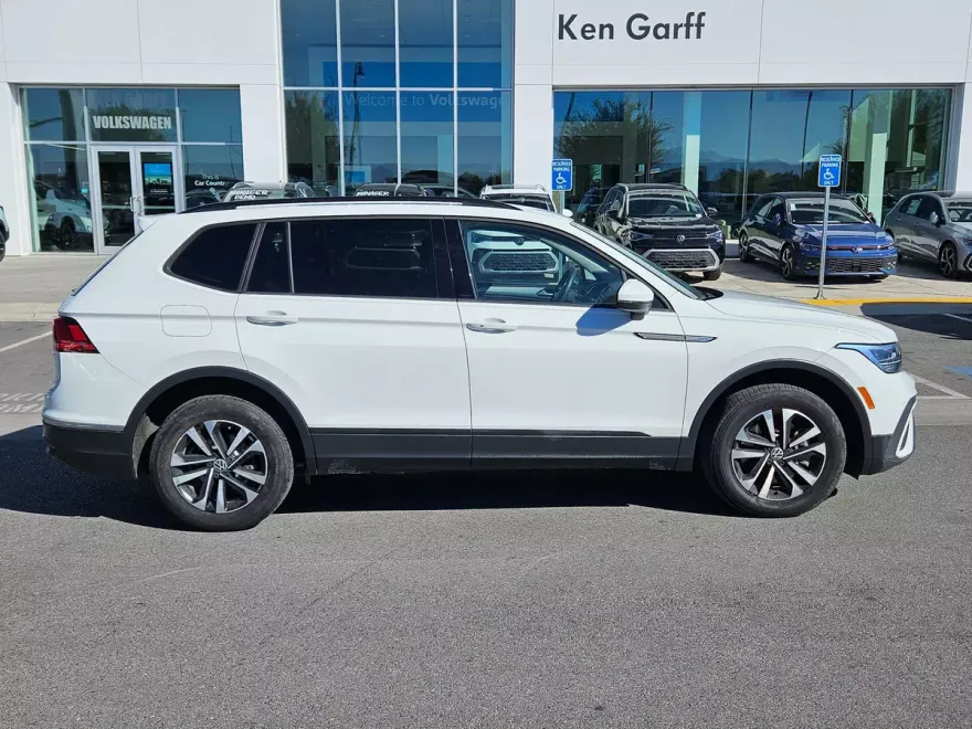 2022 Volkswagen Tiguan S photo 1