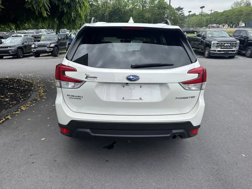 2022 Subaru Forester Premium photo 1