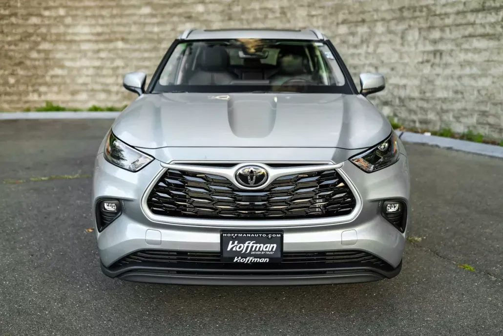2025 Toyota Highlander XLE photo 1
