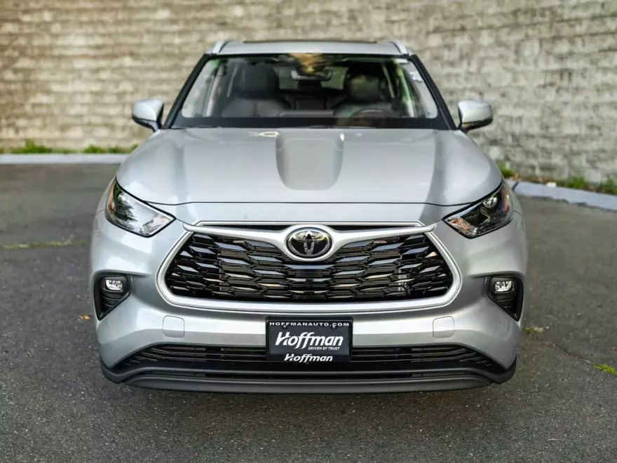 2025 Toyota Highlander XLE photo 1