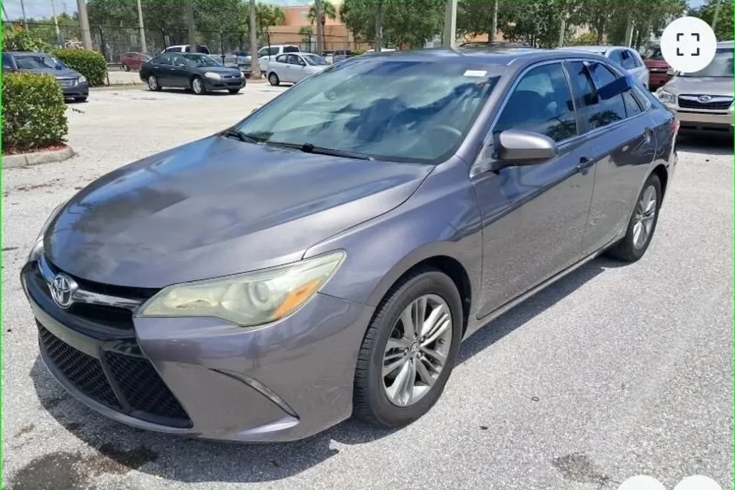 2016 Toyota Camry SE photo 1