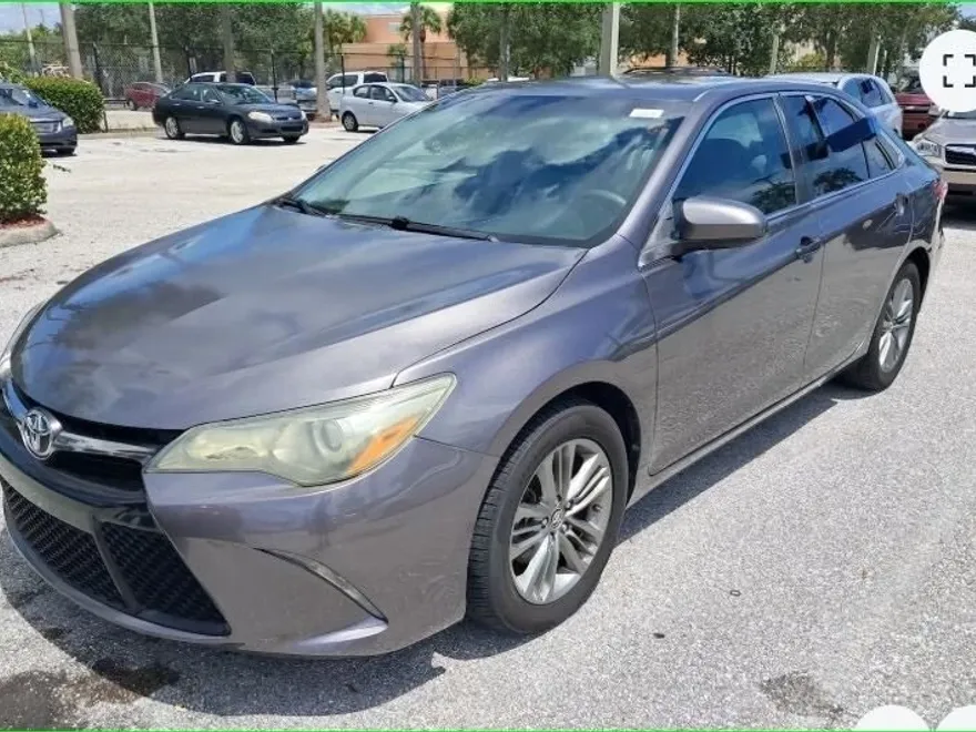 2016 Toyota Camry SE photo 1