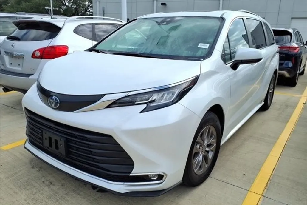 2023 Toyota Sienna XLE photo 1