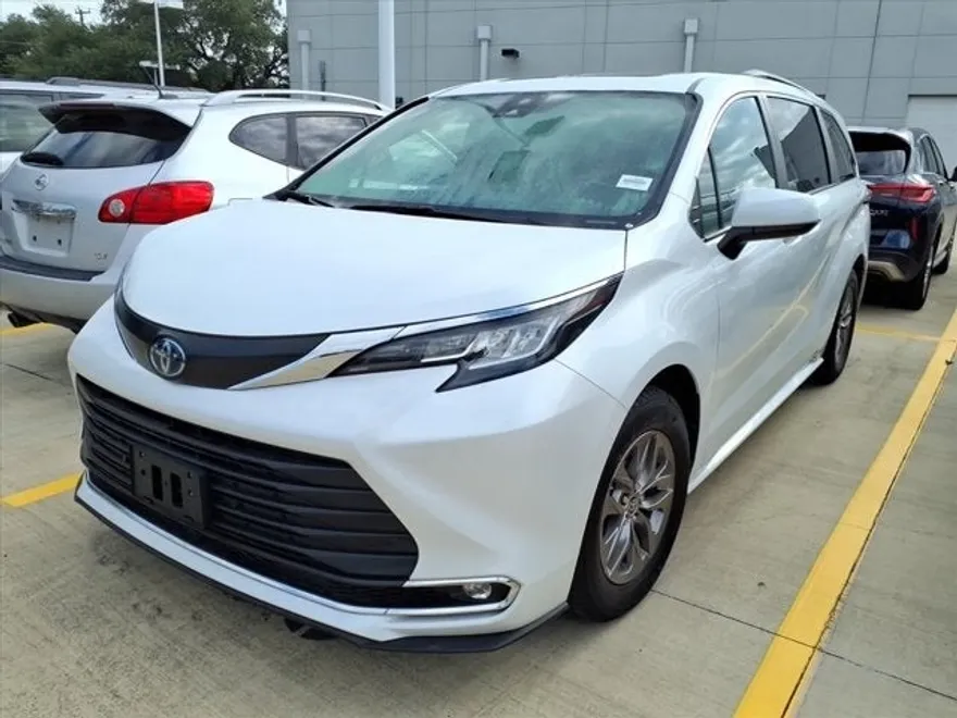 2023 Toyota Sienna XLE photo 1