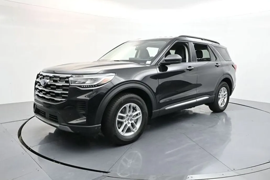 2025 Ford Explorer photo 1