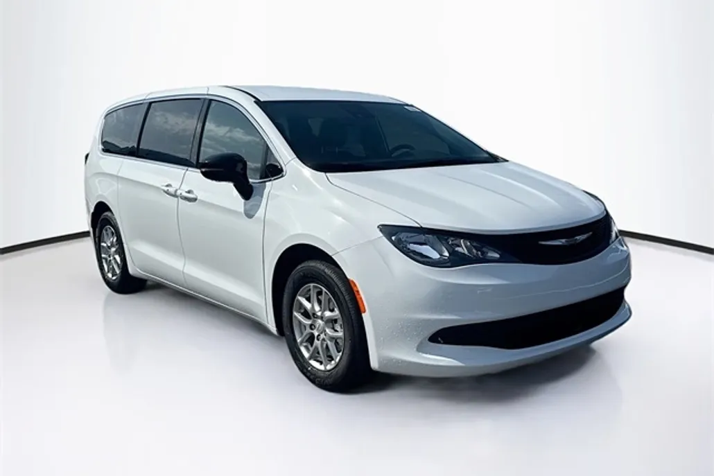2025 Chrysler Voyager LX photo 1
