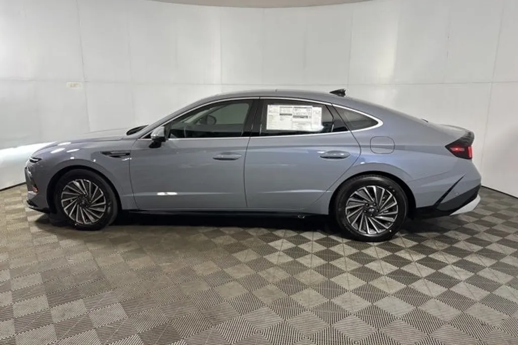 2025 Hyundai Sonata Hybrid Limited photo 1