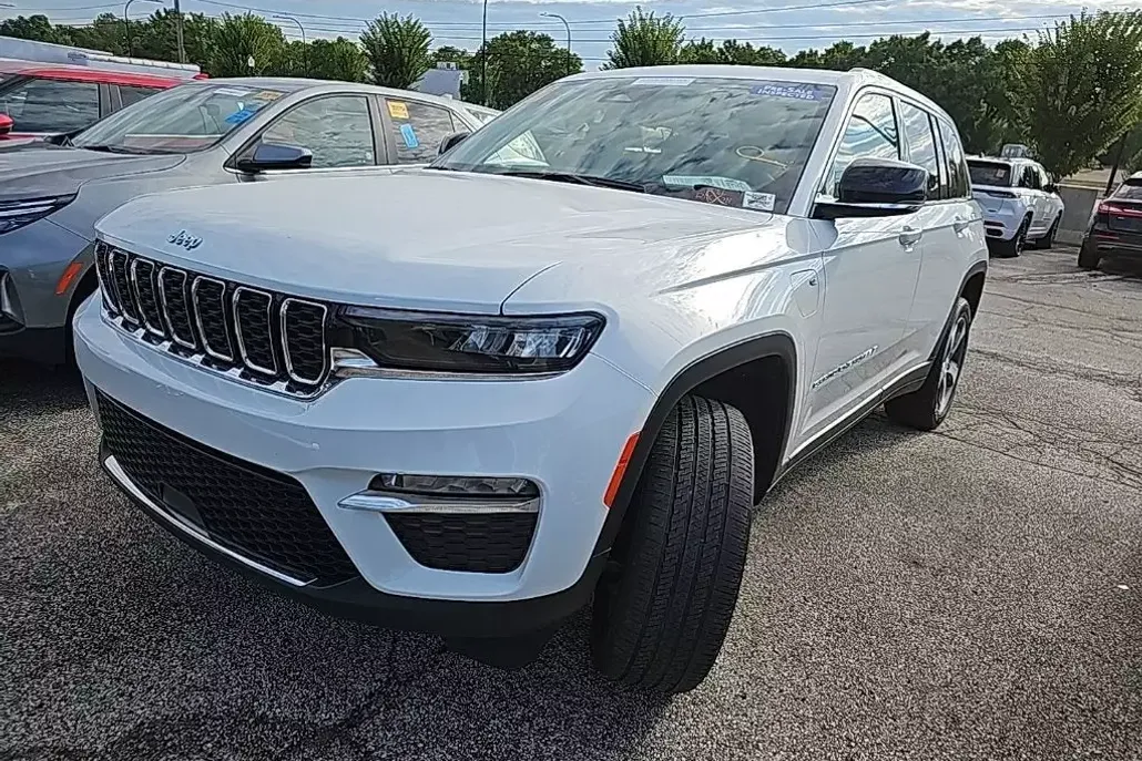 2023 Jeep Cherokee Base photo 1