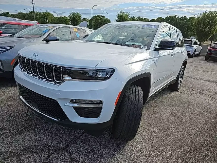2023 Jeep Cherokee Base photo 1