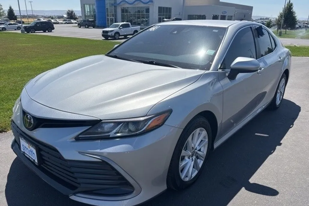 2023 Toyota Camry LE photo 1