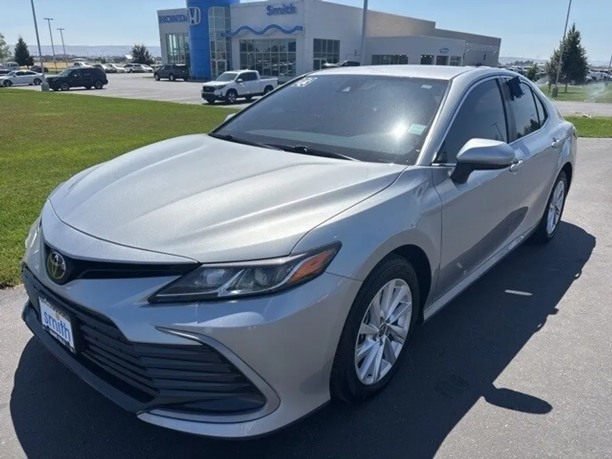 2023 Toyota Camry LE photo 1