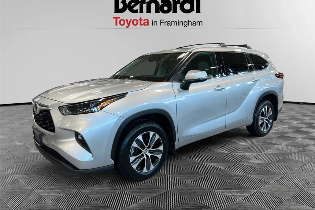 2022 Toyota Highlander XLE photo 1