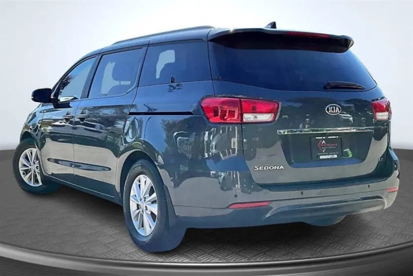 2016 Kia Sedona LX photo 1