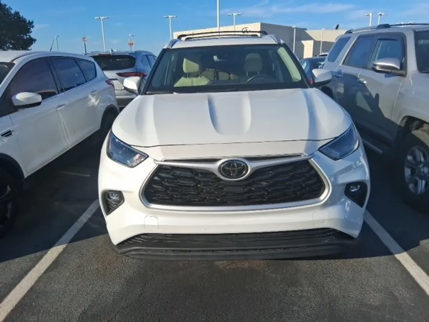 2022 Toyota Highlander XLE photo 1