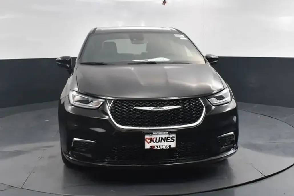 2025 Chrysler Pacifica photo 1