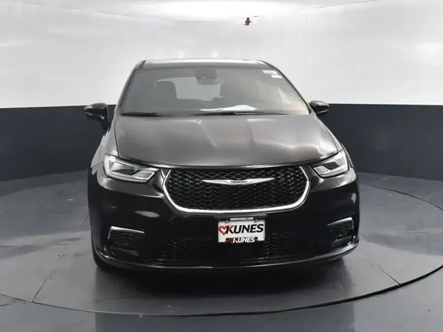 2025 Chrysler Pacifica photo 1