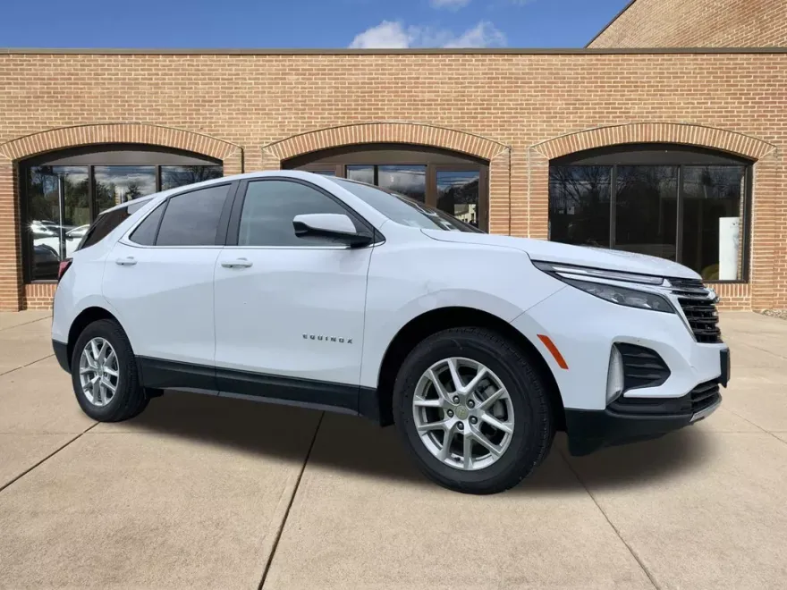 2023 Chevrolet Equinox LT photo 1