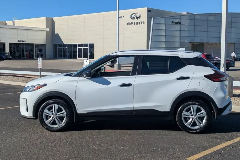 2025 Nissan Kicks Play S photo 1