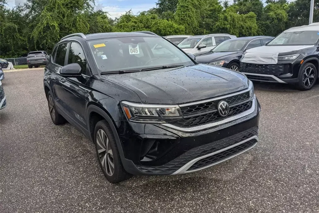 2024 Volkswagen Taos SE photo 1