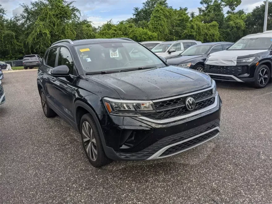 2024 Volkswagen Taos SE photo 1